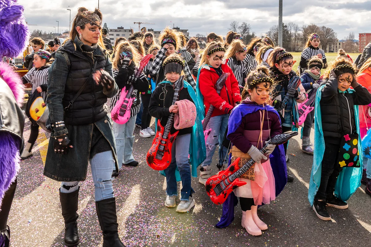 Die Tanzschülerinnen rocken zusammen mit den Rockbären. Der Fasnachtsumzug in Robenhausen war laut, bunt und sehenswert.